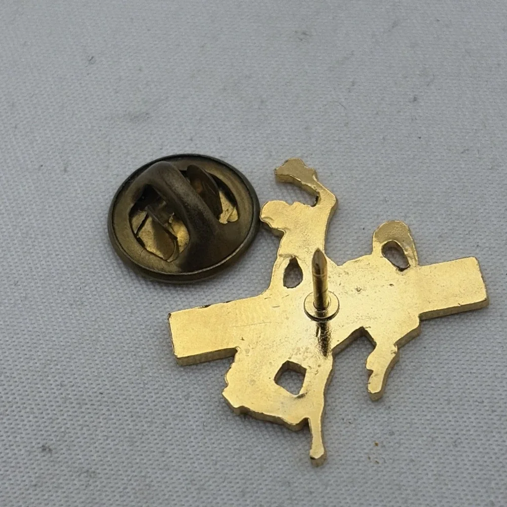 Wyoming Horse Bucking Bronco Rodeo Gold Tone USA Lapel Hat Pin